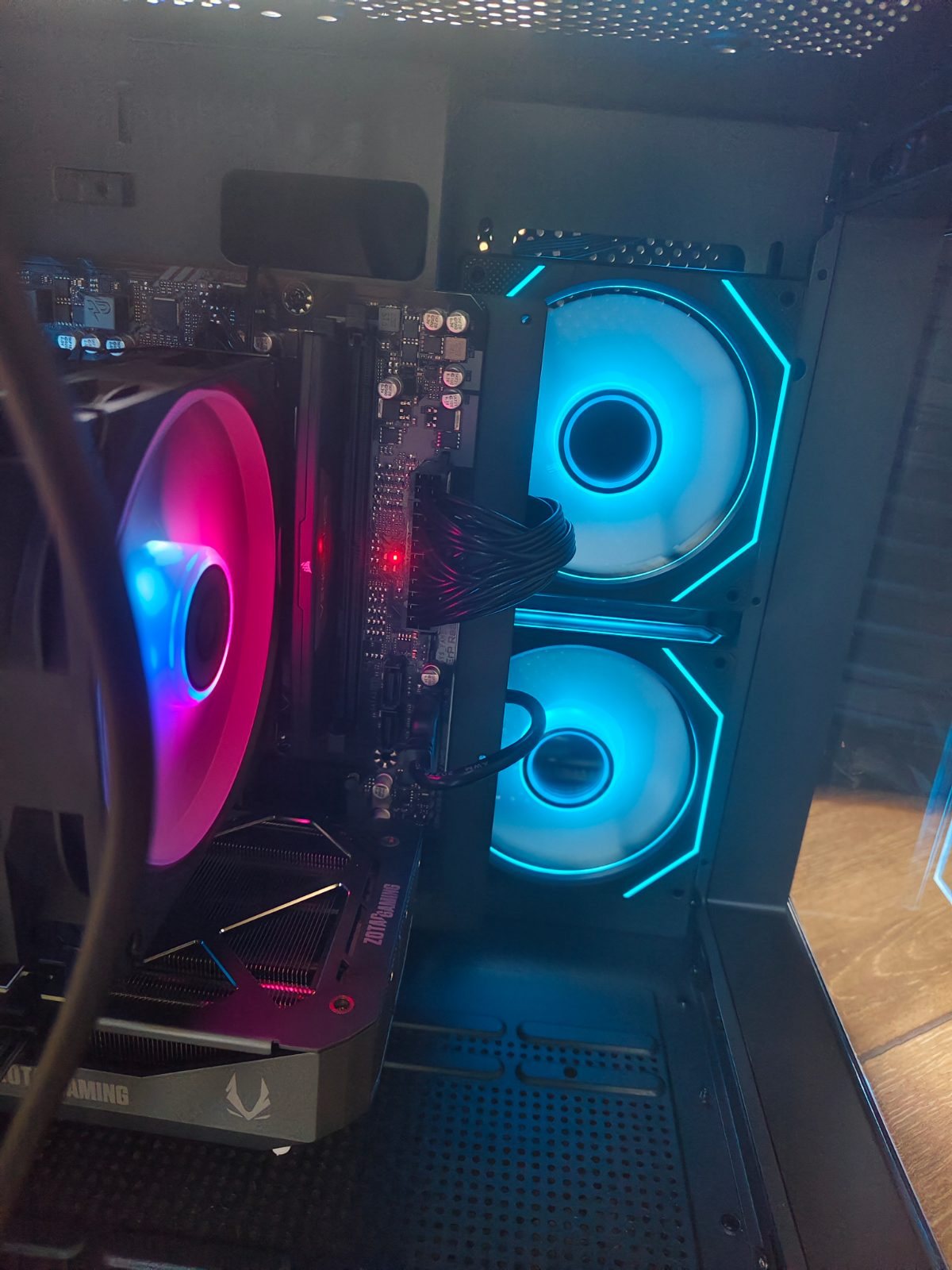 Foto de Erwin C. con PC Gamer RTX 5060 Ti