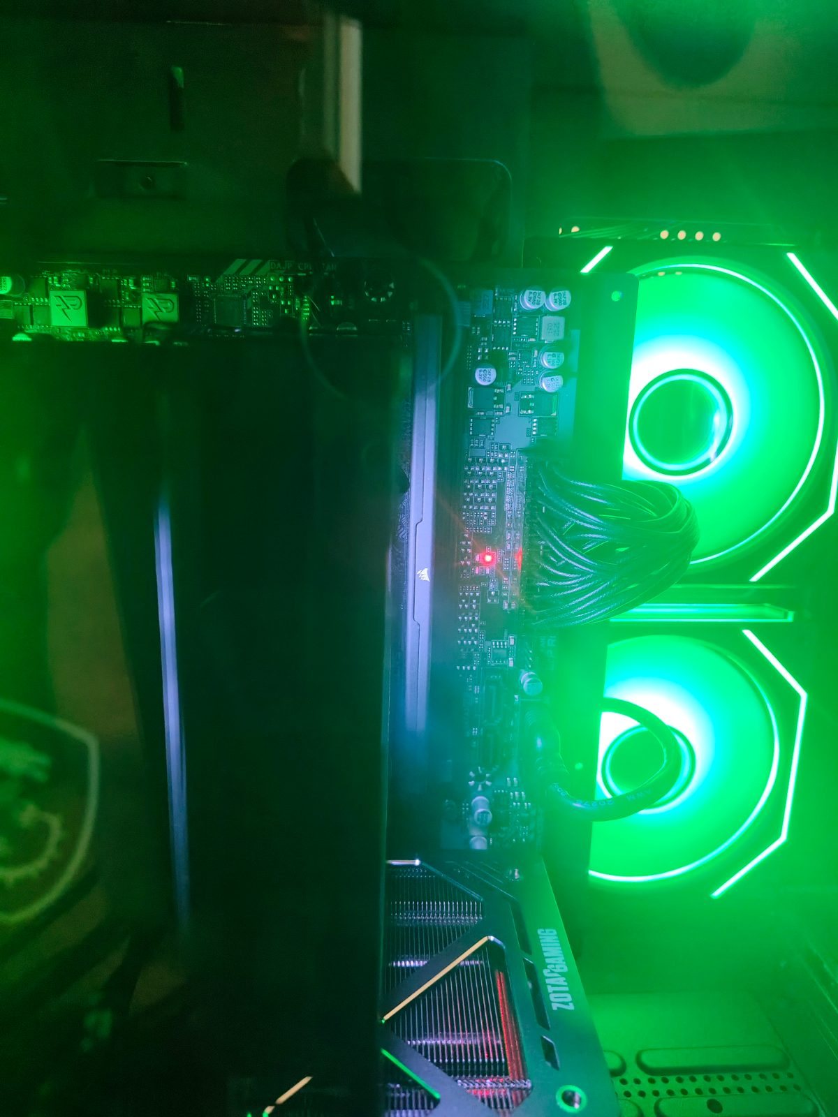 Foto de Erwin C. con PC Gamer RTX 5060 Ti