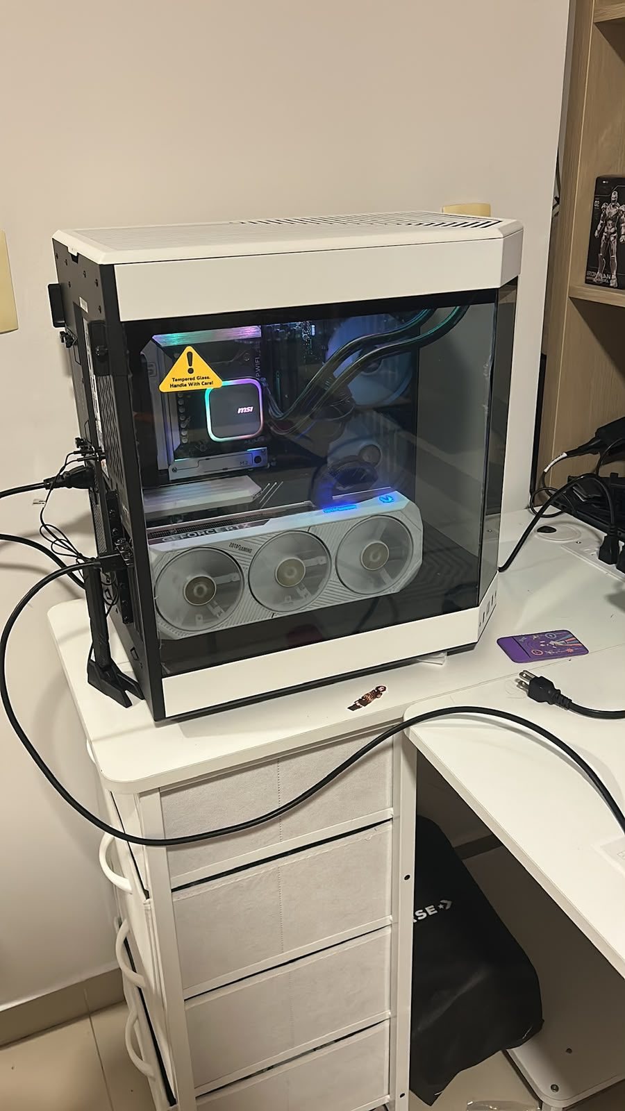 Foto de Abraham E. con PC Gamer RTX 5070 Ti