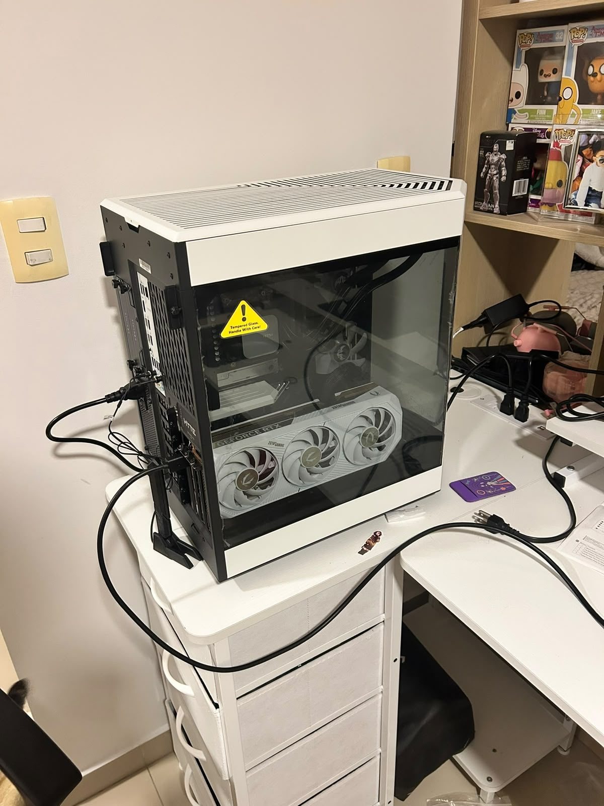Foto de Abraham E. con PC Gamer RTX 5070 Ti